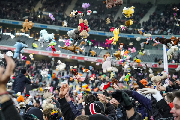 ¡Hermoso gesto navideño! Hinchas del Lille arrojaron peluches para los niños necesitados - Oasis FM 94.3