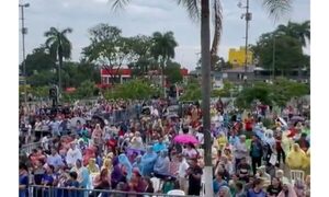 (VIDEO)Ni la lluvia atajó a los fieles en Caacupé