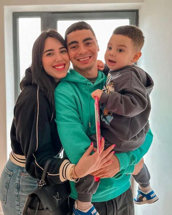 Miguel Almirón y su familia ya armaron el árbol de Navidad en Inglaterra - Gente - ABC Color