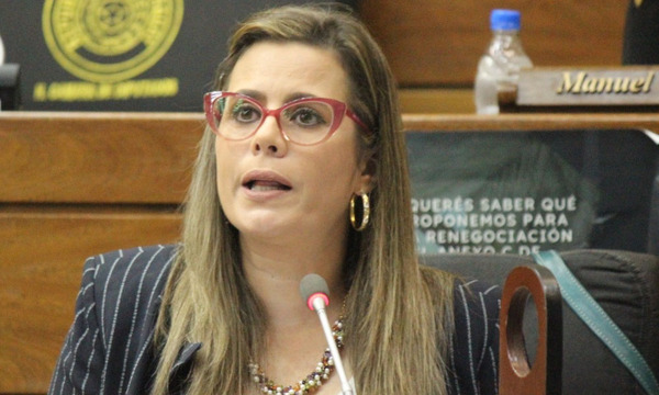 La senadora arremete contra cambios a último momento de proyecto de superintendencia