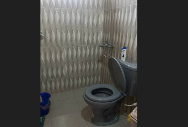¡Un ladrón de...!: Entró a robar a una casa, tuvo ganas de ir al baño y dejó un "recuerdito"