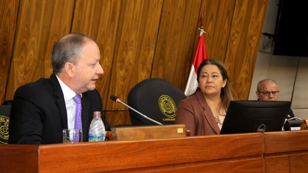Ministro de Economía está abierto a cambios a la ley de superintendencia en el Congreso
