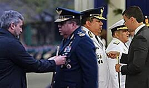 General detenido por esquema de tráfico de armas había sido condecorado por Peña y Mario Abdo - Noticiero Paraguay