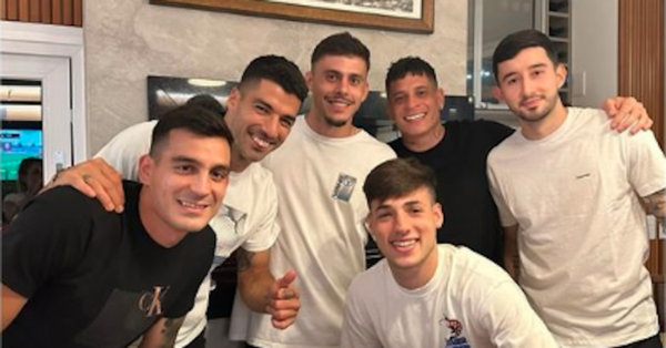 Luis Suárez se despide de sus "amigos" Mathías Villasanti y Juan Manuel Iturbe
