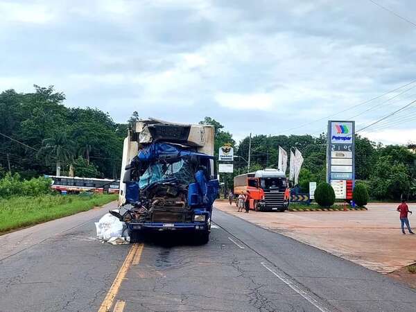 Camión de gran porte esquiva cráteres en ruta PY01 y choca contra un ómnibus - Nacionales - ABC Color