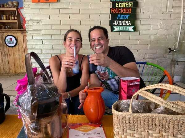 ¡Mirá las fotos de Juanita Viale tomando tereré en el Mercado 4! - Gente - ABC Color