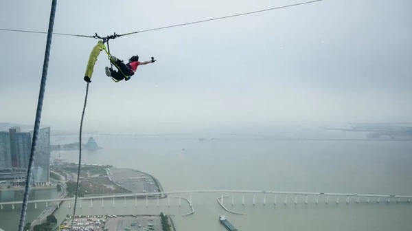 Hombre de 56 años muere tras realizar salto en bungee más alto del mundo