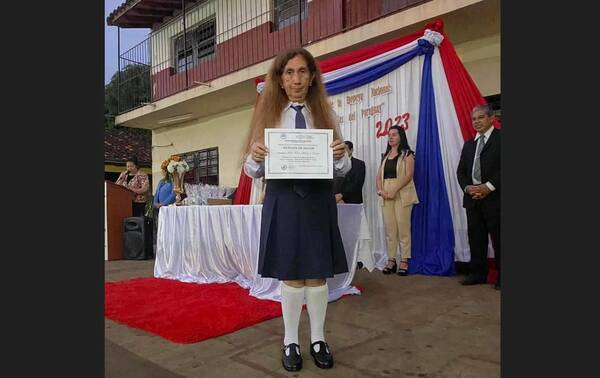[VIDEO] La abuelita que emocionó a todos al recibir su diploma de mejor alumna en el cole
