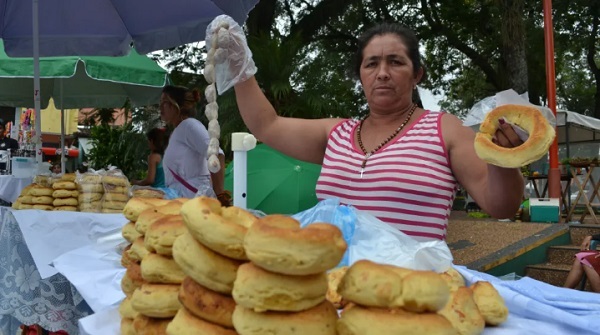 ¡Solo para valientes! La hamburguesa caacupeña, el sabor de la fe