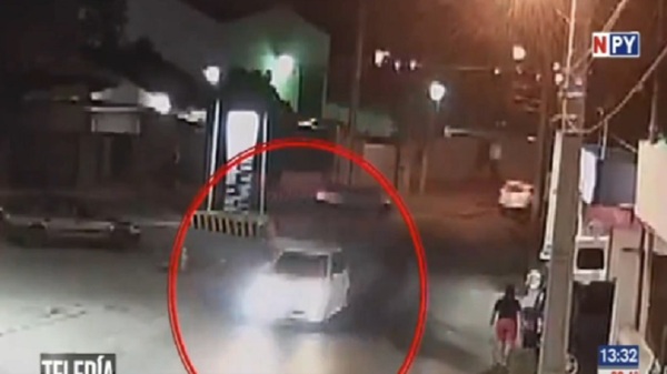 ¡Irresponsable! Manejaba descontrolado e impactó contra un trabajador - Noticias Paraguay