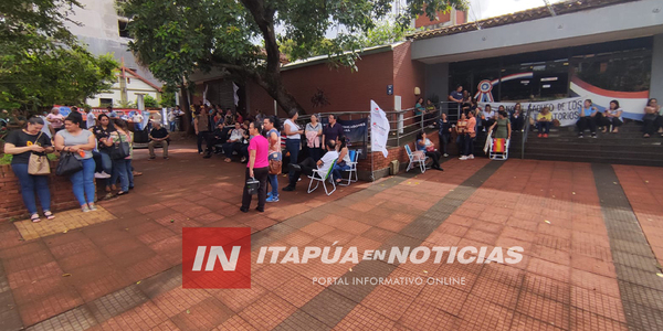 TRABAJADORES SE MANIFESTARON FRENTE A LA ANDE EN CONTRA DE LA LEY DE SUPERINTENDENCIA - Itapúa Noticias
