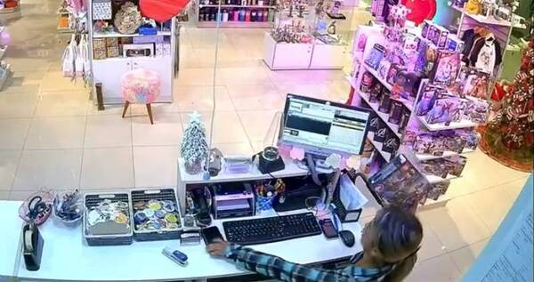 [VIDEO] ¡Se regaló! Le filmaron mientras llevaba celular ajeno
