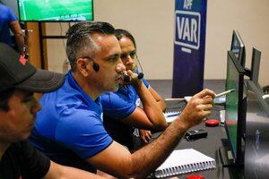 Carlos Paul Benítez, de CDE, elegido como mejor árbitro VAR de 2023 - La Clave