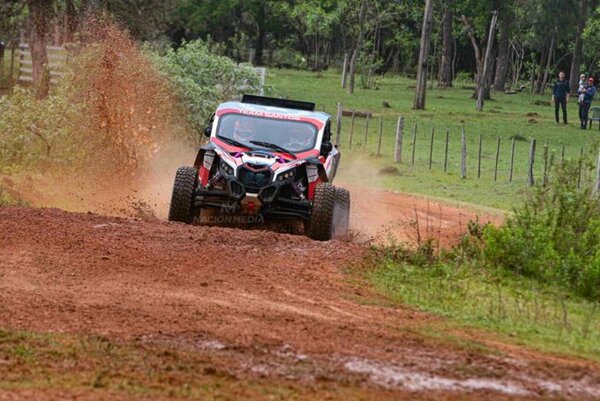 Oscar Santos lleva la bandera paraguaya en el Dakar 2024