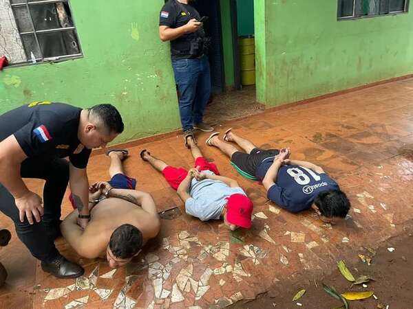 Caen cuatro presuntos asaltantes en sendos allanamientos efectuados en Pedro Juan Caballero - Policiales - ABC Color