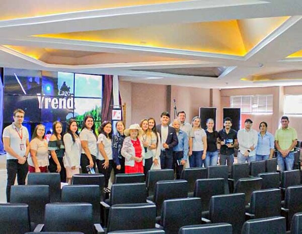 Estudiantes de Arquitectura de la UPE presentan proyecto de revitalización del Lago Yrendy | DIARIO PRIMERA PLANA
