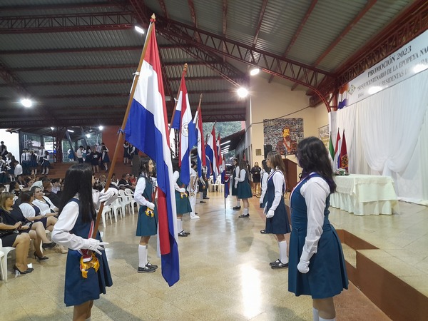 Emotiva graduación en el Centro Regional de Educación "General Patricio Escobar"