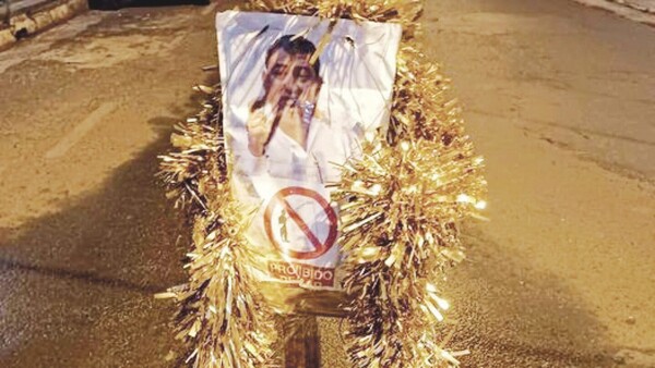 Escrache creativo: vecinos tapan baches con arbolitos de Navidad