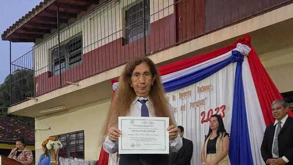 Doña de 67 años recibió mención de honor en el cole