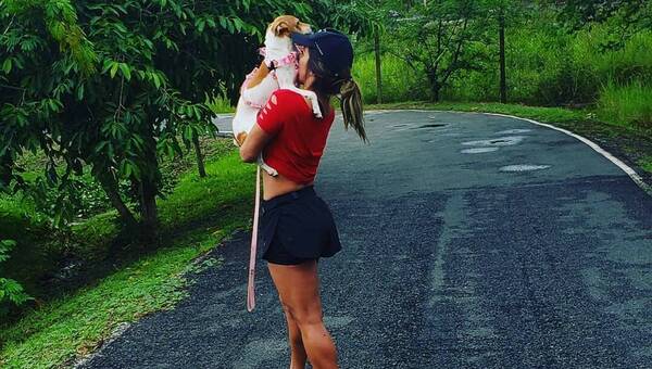[VIDEO] Modelo denuncia que su vecino con sus rottweilers sueltos les tiene en zozobra