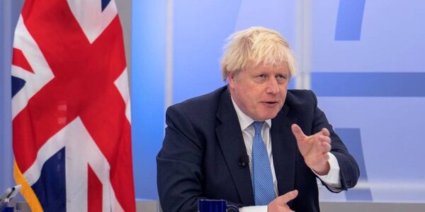 Boris Johnson pide perdón a víctimas del covid
