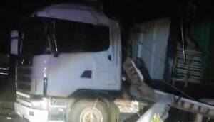Tragedia en un depósito: maniobró camión, chocó por un muro y estructura cayó por sus compas