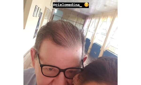 ¡Epa! Carlos Martini apareció acaramelado con una señorita