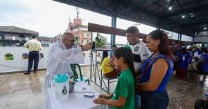 La Nación / Puestos de bendición reciben a miles de fieles que llegan hasta la basílica de Caacupé