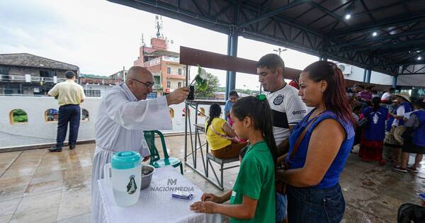 La Nación / Puestos de bendición reciben a miles de fieles que llegan hasta la basílica de Caacupé