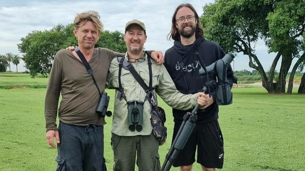 Integrantes de The Cure fueron a buscar aves a orillas del Río Paraguay