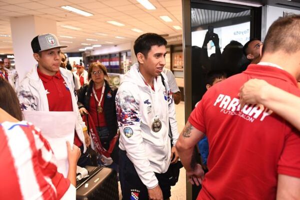 Los tetracampeones mundiales fueron recibidos como héroes - Radio Imperio 106.7 FM