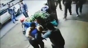 Imputan a hombre que se desnudó y atacó a una embarazada en la vía pública