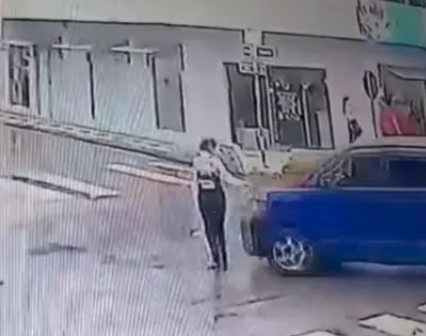 (VIDEO). Una poli de tránsito fue embestida por un automóvil en San Lorenzo