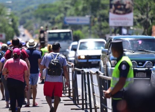 Adolescente cayó desmayada al pavimento frente a uno de los puestos de la Dinatran · Radio Monumental 1080 AM