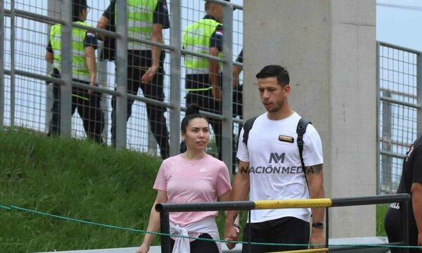 (GALERIA). Golero de Olimpia rumbeó a Caacupé en compañía de su novia
