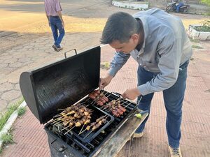 Licenciado en Criminalística vende asaditos para subsistir mientras anhela ejercer su profesión