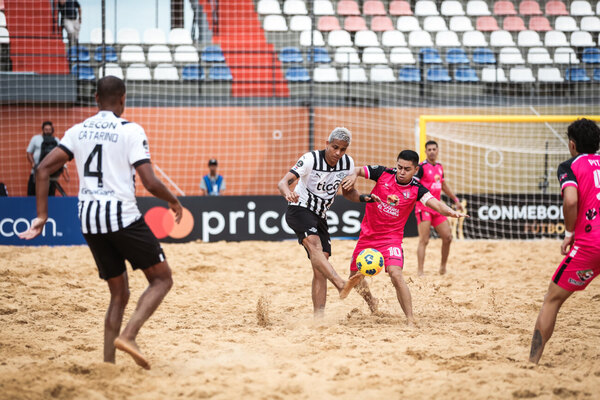 Versus / Con sufrimiento, Libertad se instaló en las semifinales de la Libertadores Fútbol Playa