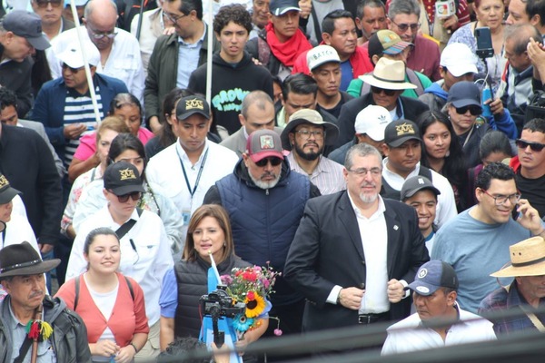 Arévalo cierra marcha en apoyo a la democracia en Guatemala - ADN Digital