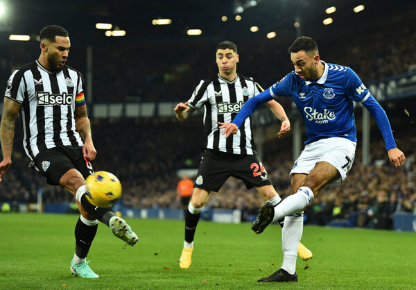 Versus / Everton sorprende y golea al Newcastle de Miguel Almirón