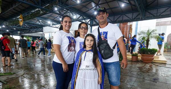 La Nación / Caacupé: Familia peregrina todos los años junto a su hija vestida de la Virgen