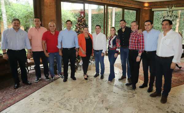 Bancada colorada participa de una reunión evaluativa con Horacio Cartes - ADN Digital