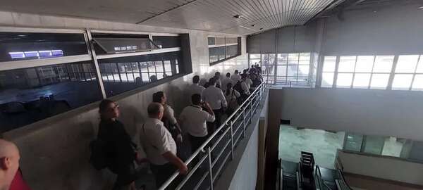 Detuvieron a la persona que presuntamente hizo una amenaza de bomba en Palacio de Justicia  - Policiales - ABC Color
