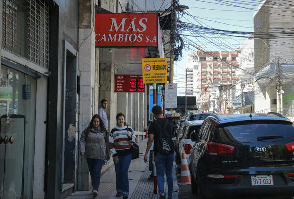 El peso argentino acelera su depreciación en la última rueda del Gobierno de Fernández - MarketData
