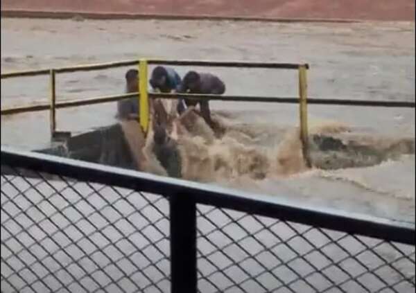 Video: salvan a un hombre que fue arrastrado por el raudal en San Lorenzo  - Nacionales - ABC Color