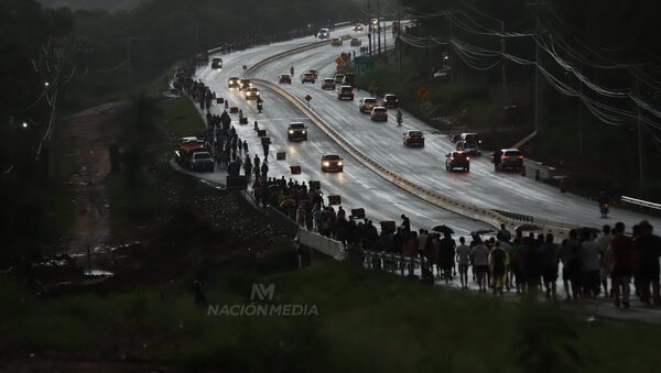 Diario HOY | Patrulla Caminera cierra calzada para peregrinantes a Caacupé