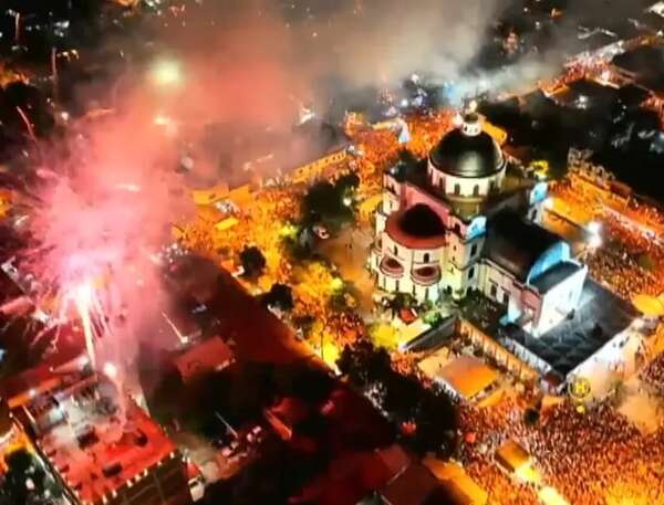 Con fuegos artificiales y mucha fe, todo un pueblo celebra el Día de la Virgen de Caacupé - Nacionales - ABC Color