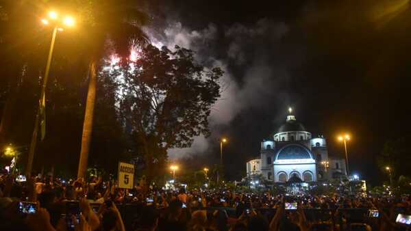 Música, danza y fuegos artificales, así vivieron los feligreses la vigilia en Caacupé