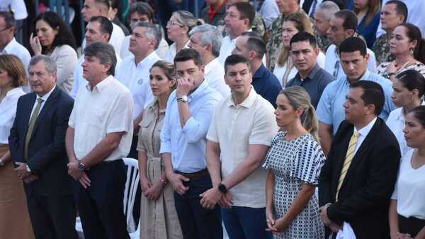 Santiago Peña y otras autoridades asisten a la misa central de Caacupé