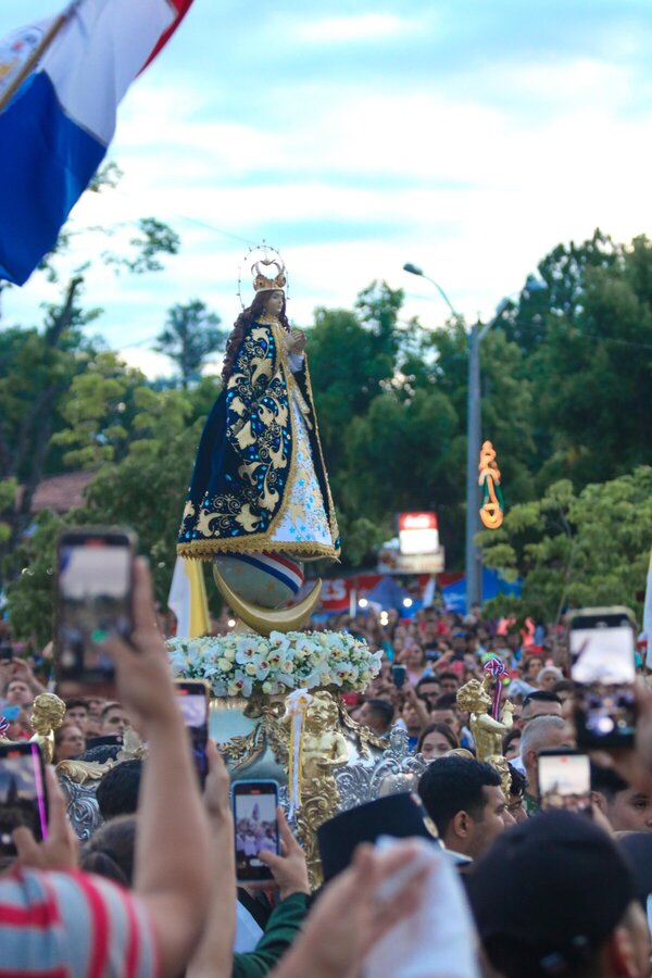 Congregación que viste a Virgencita Azul de Caacupé - Portal Digital Cáritas Universidad Católica