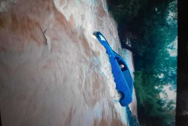 INTENTÓ CRUZAR UN ARROYO CON SU AUTO Y CASI SE AHOGA EN CAMBYRETÁ - Itapúa Noticias